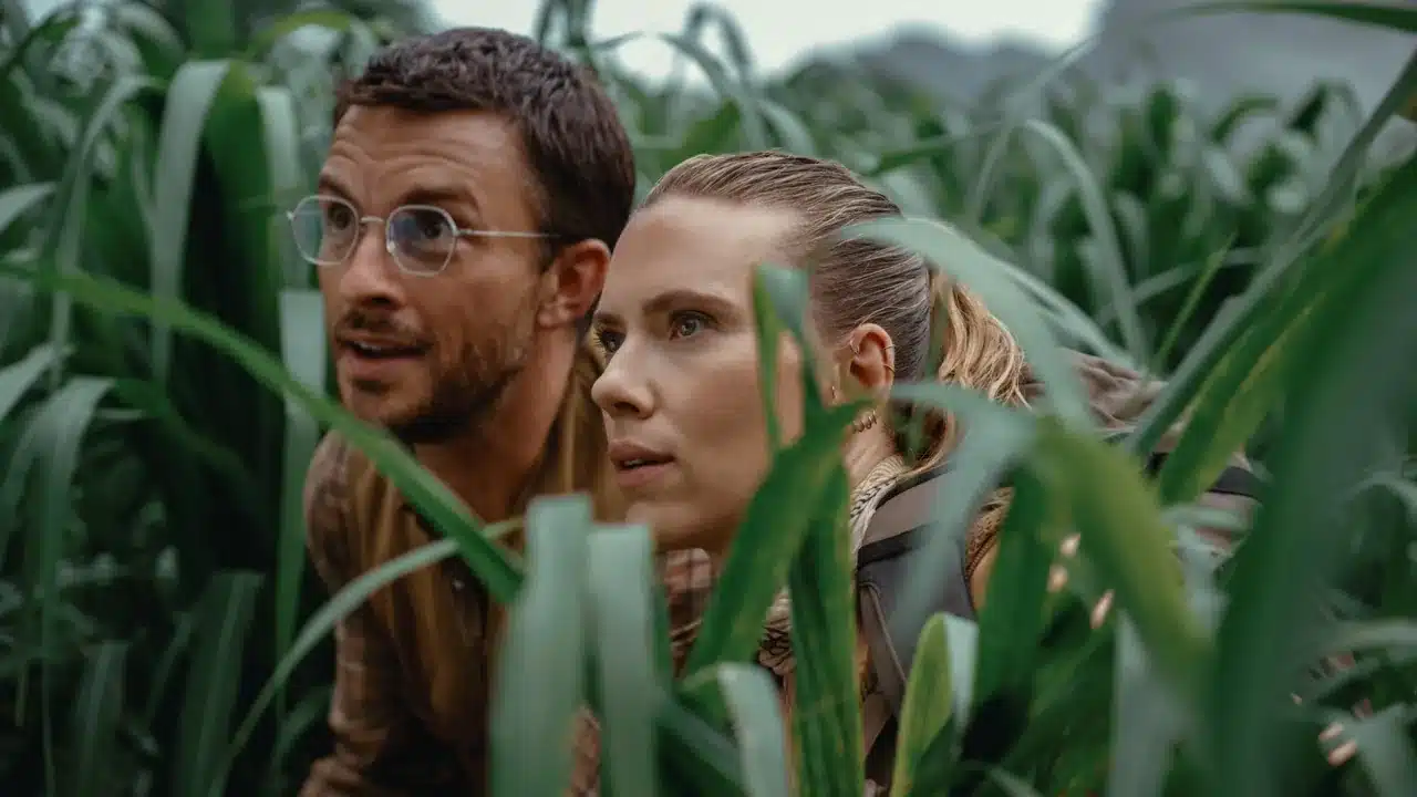 Jurassic World La Rinascita protagonisti nell'erba