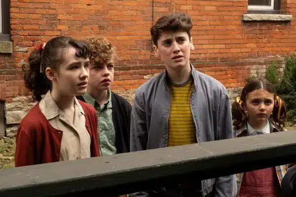 I protagonisti di IT: Welcome to Derry nel primo episodio
